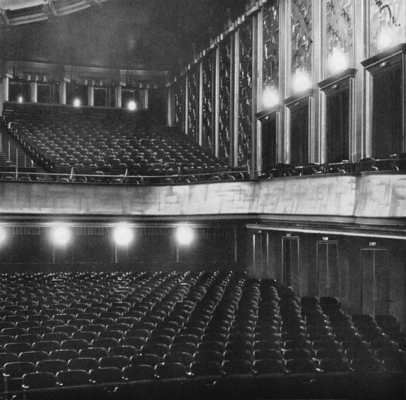 Berlin: Filmpalast Atrium, en del av auditoriet; Film Palace Atrium, en del av auditoriet (s/v foto) av Mario Bucovich