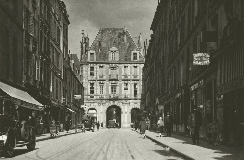 Paris: Rue de Birague (s/v foto) av Mario Bucovich