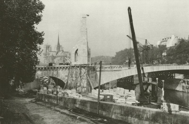 Paris: Utsikt från stranden av Seine på Notre-Dame (s/v foto) av Mario Bucovich