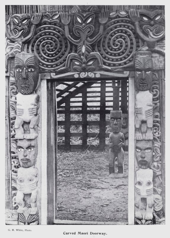 New Plymouth, Nya Zeeland: Carved Maori Doorway (s/v foto) av New Zealand Photographer
