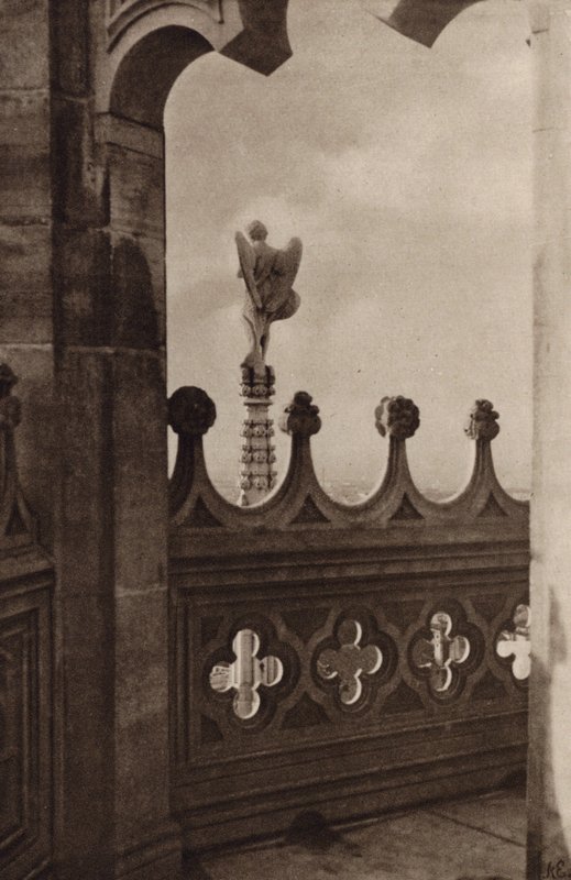Glimt från Duomo, Milano (svartvitt foto) av Nichol Elliot