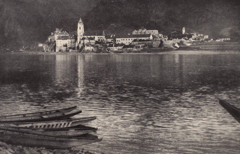 På Donau (svartvitt foto) av Nichol Elliot