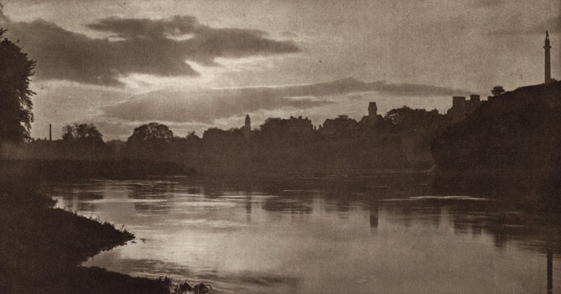 På Tweed (svartvitt foto) av Nichol Elliot