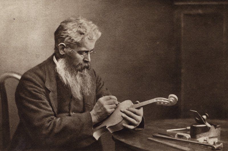 Violinmakaren (svartvitt foto) av Nichol Elliot