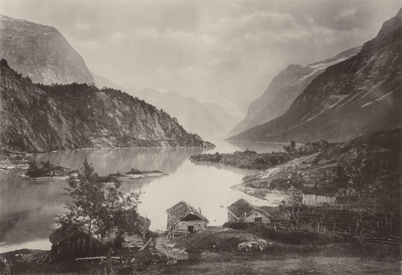 Utsikt över Loensjön, Nordfjord (s/v foto) av Norwegian Photographer