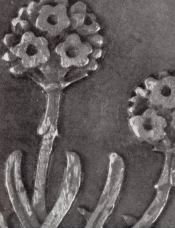 Detalj av ett trepennymynt (svartvitt foto) av Paul Henning