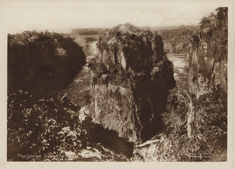 The Gorge from the Hotel, Victoria Falls (s/v foto) av Percy M. Clark