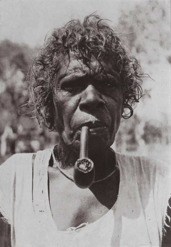 Dusky Lily röker Pipe of Peace (s/v foto) av Photographer Australian