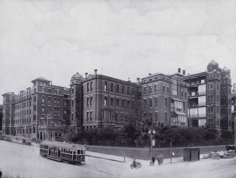Melbourne Hospital, från korsningen mellan Swanston och Lonsdale Streets (s/v foto) av Photographer Australian