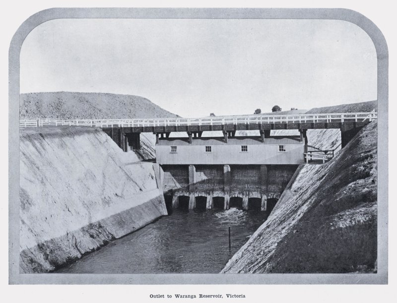 Outlet till Waranga Reservoir, Victoria (s/v foto) av Photographer Australian