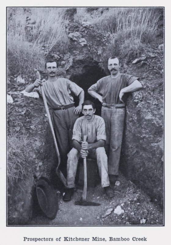 Prospectors of Kitchener Mine, Bamboo Creek (s/v foto) av Photographer Australian