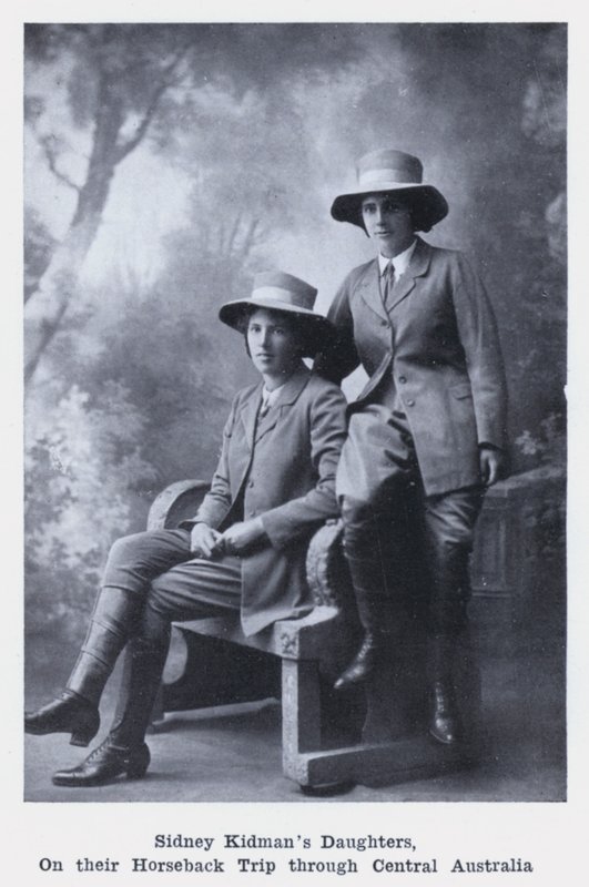 Sidney Kidmans döttrar på en ridtur genom centrala Australien (svart/vitt foto) av Photographer Australian