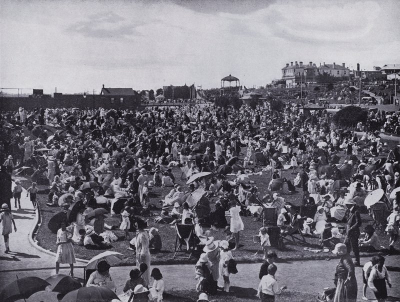 St Kilda Beach, Melbournes populära badort, visar gräsmattorna (s/v foto) av Photographer Australian