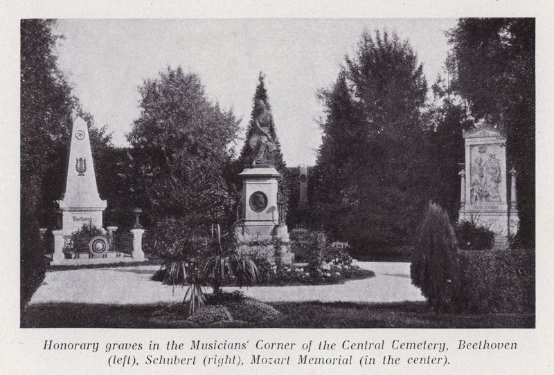 Hedersgravar i musikerhörnan på Central Cemetery, Beethoven (vänster), Schubert (höger), Mozart Memorial (i mitten) (s/v foto) av Photographer Austrian