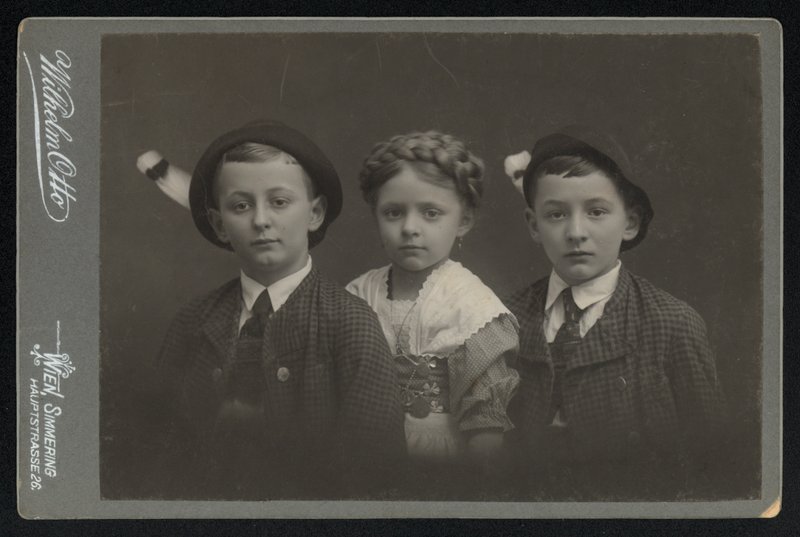 Porträtt av tre österrikiska barn (s/v foto) av Austrian Photographer