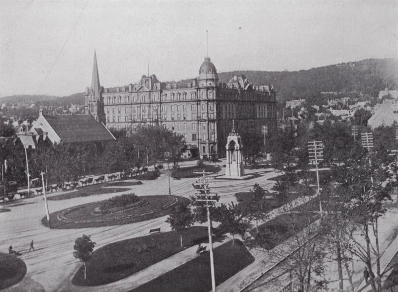 Dominion Square och Windsor Hotel, Montreal (s/v foto) av Photographer Canadian