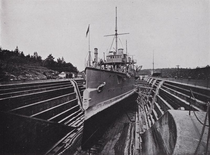 HMS "Flora," i Dock, Esquimalt, British Columbia (s/v foto) av Photographer Canadian