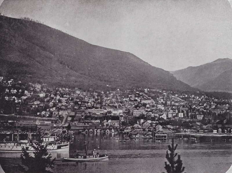 Nelson, från andra sidan Kootenay River (s/v foto) av Photographer Canadian