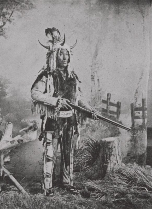 Stenig indian i krigsdräkt (s/v foto) av Photographer Canadian