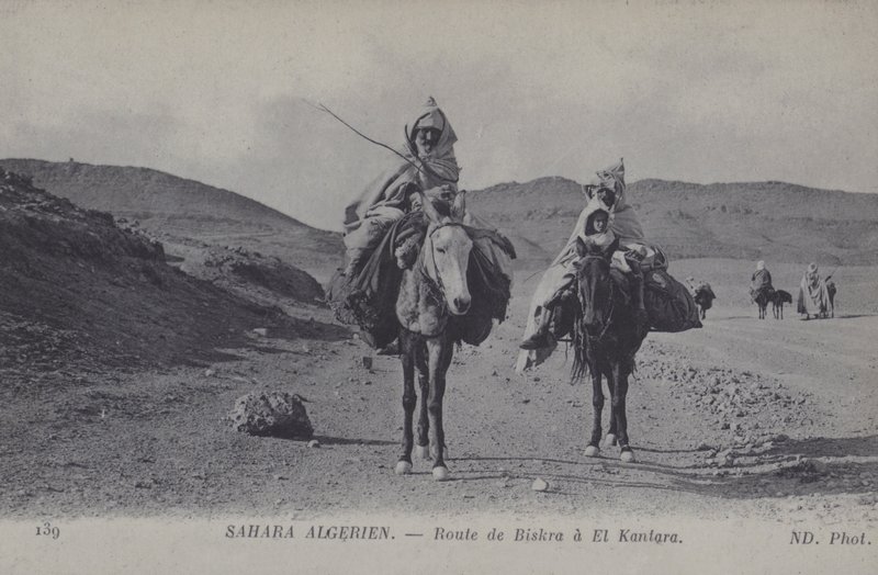 Resenärer i det algeriska Sahara på vägen från Biskra till El Kantara (svart/vitt foto) av Photographer French