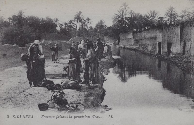 Kvinnor samlar vatten i Sidi-Okba, Algeriet (s/v foto) av Photographer French