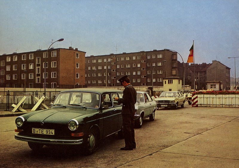 Enligt överenskommelsen mellan den tyska demokratiska republikens regering och senaten i Västberlin, besökare .... (färgfoto) av Photographer German