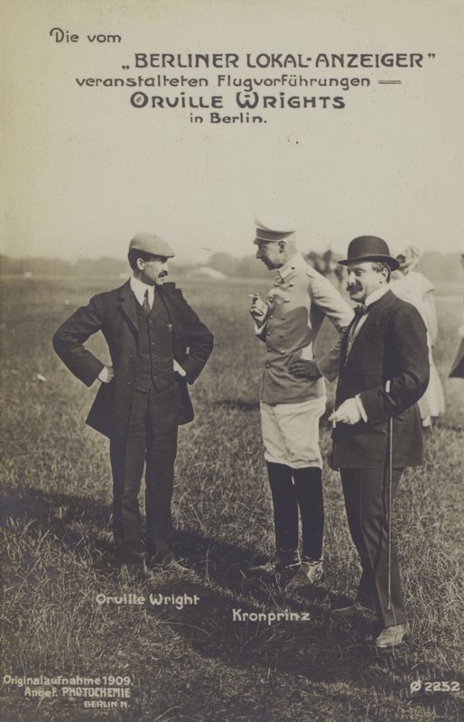 Amerikanska flygaren Orville Wright chattar med kronprins Wilhelm av Tyskland under ett besök i Berlin (s/v bild) av Photographer German