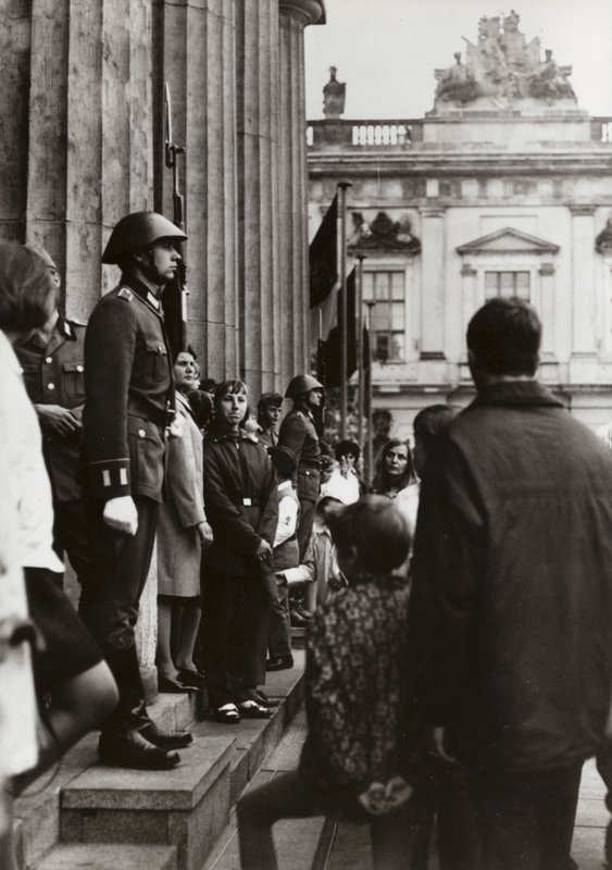 Vid minnesmärket över fascismens och militarismens offer hedrar soldater från National People