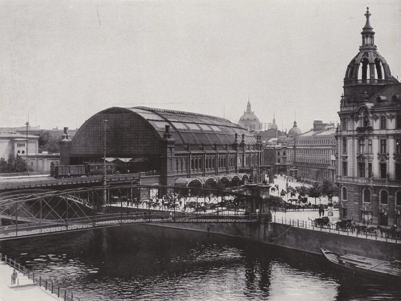 Friedrich-Strasse station (s/v foto) av Photographer German