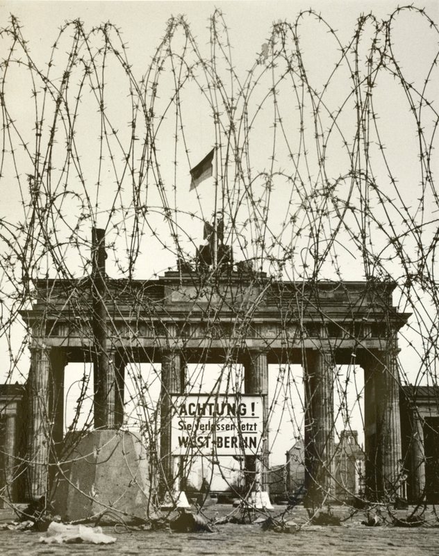 Taggtråd framför Brandenburger Tor, Berlin, Tyskland, under den allierade ockupationen av staden efter andra världskriget (s/v foto) av Photographer German