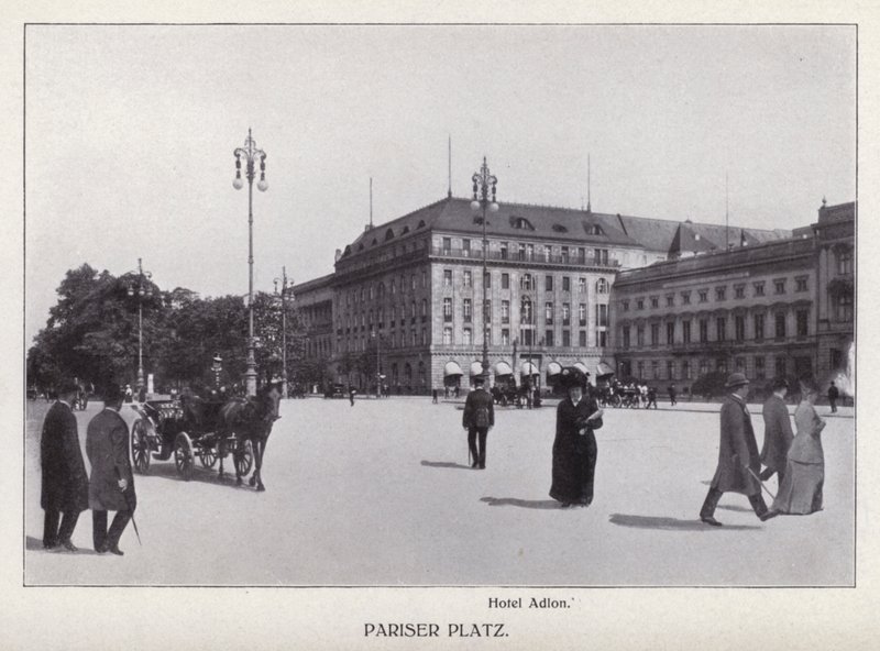 Berlin: Pariser Platz (s/v foto) av Photographer German