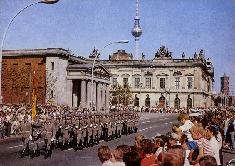 Berlin, tyska demokratiska republikens huvudstad (färgfoto) av Photographer German