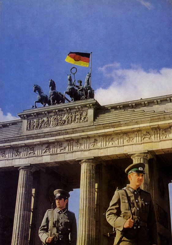 Berlin, tyska demokratiska republikens huvudstad (färgfoto) av Photographer German