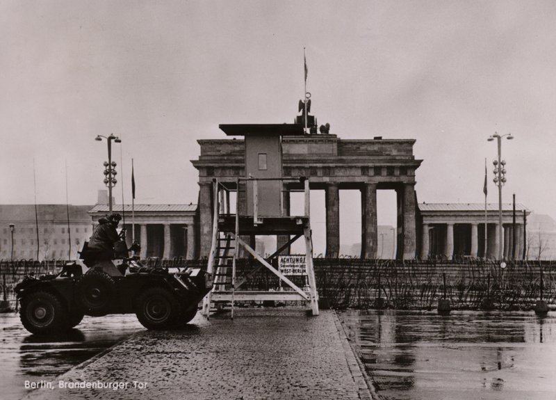 Brittisk pansarbil på gränsen mellan Öst- och Västberlin vid Brandenburger Tor (s/v foto) av Photographer German