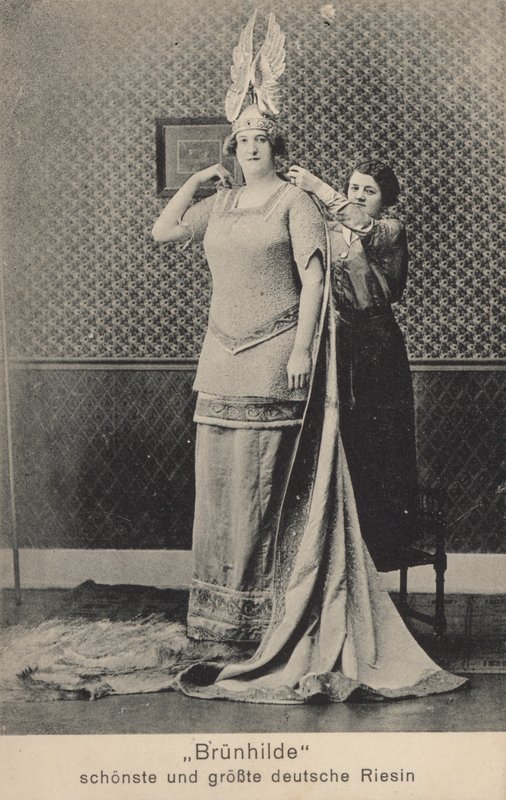 Brunhilde, den vackraste och högsta tyska jättekvinnan (s/v foto) av Photographer German