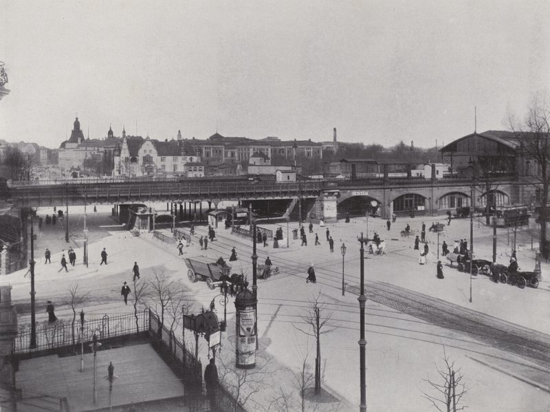 Charlottenburg, Hardenbergstrasse, Bahnhof Zoologischer Garten (s/v foto) av Photographer German