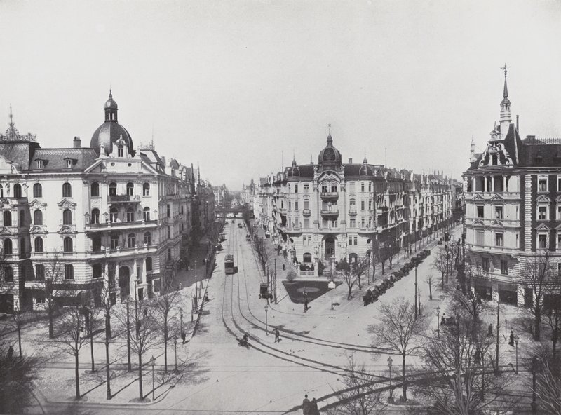 Charlottenburg, Kurfürstendamm, hörnet av Uhlandstrasse och Grolmanstrasse (s/v foto) av Photographer German