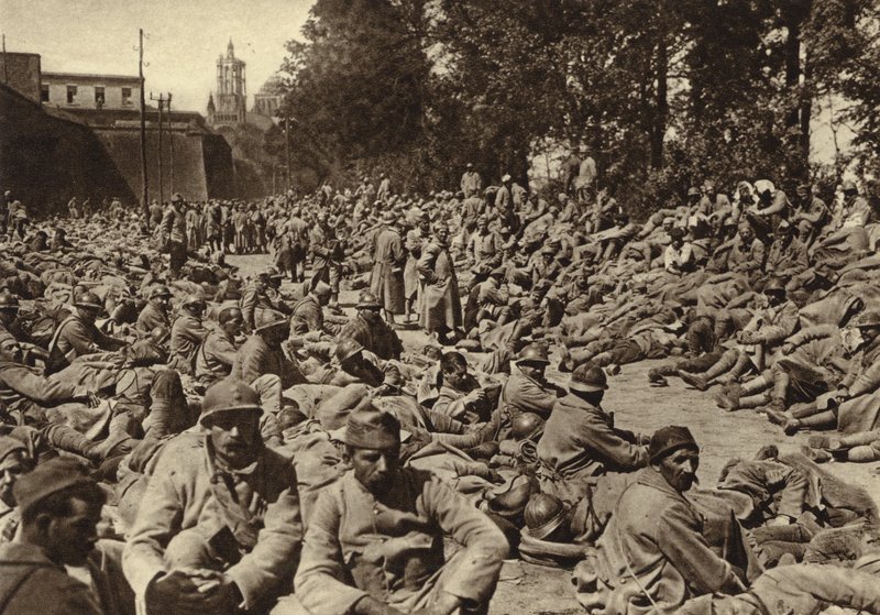 Insamlingsplats i citadellet i Laon, Frankrike, för franska fångar som fångats i den tyska våroffensiven, första världskriget av Photographer German