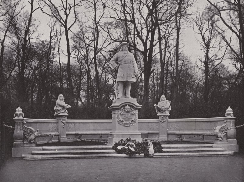 Monument i Siegesallee, Friedrich Wilhelm, den store kurfursten (s/v foto) av Photographer German
