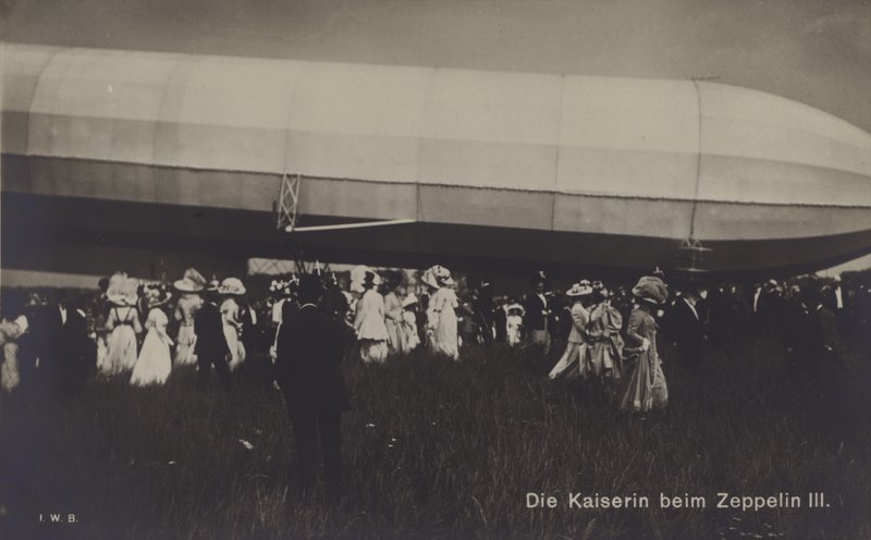 Kejsarinnan Victoria Augusta av Tyskland med Zeppelin LZ III (s/v foto) av Photographer German