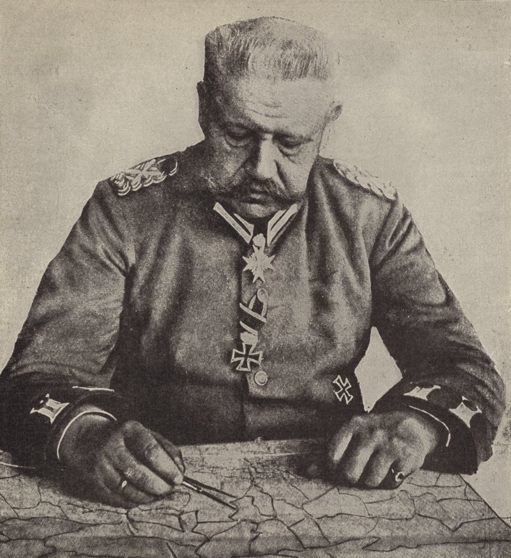 Fältmarskalk von Hindenburg studerar en karta (s/v foto) av Photographer German