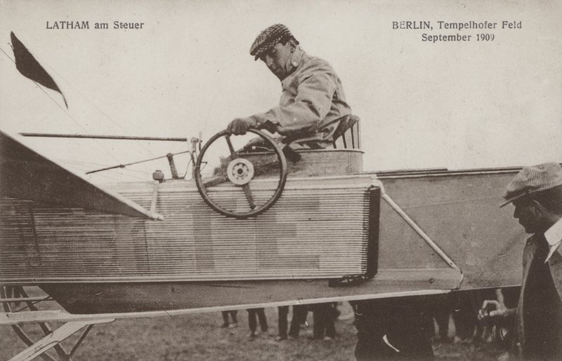 Franske flygaren Hubert Latham vid kontrollerna av sitt flygplan, Tempelhof flygfält, Berlin, september 1909 (s/v foto) av Photographer German