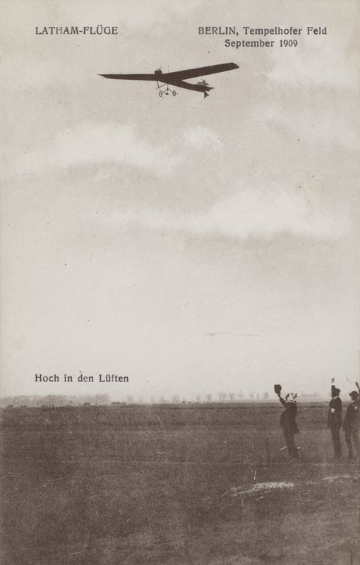 Den franske flygaren Hubert Latham flyger över Tempelhofs flygfält, Berlin, september 1909 (s/v foto) av Photographer German
