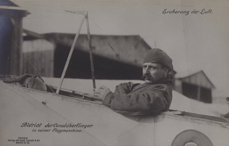 Den franske flygaren Louis Bleriot, den första att flyga över Engelska kanalen, i sitt monoplan (s/v foto) av Photographer German
