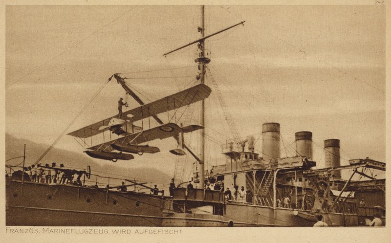 Franska marinflygplan som lyfts upp på ett fartyg (s/v foto) av Photographer German