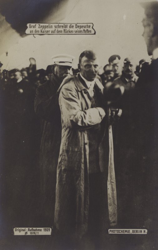 Den tyske luftskeppskonstruktören Graf Ferdinand von Zeppelin skriver ett meddelande till Kaiser på sin brorsons rygg av Photographer German