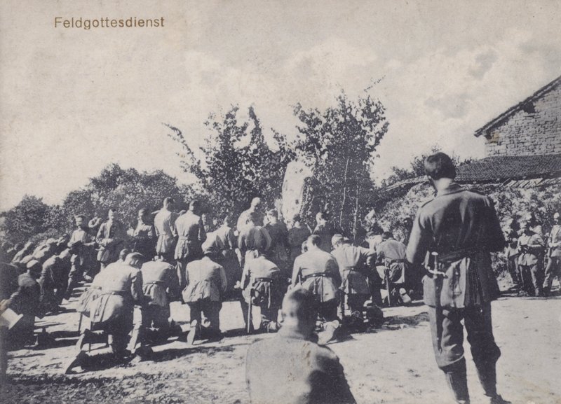 Tyska armésoldater som deltar i en friluftsgudstjänst (s/v foto) av Photographer German