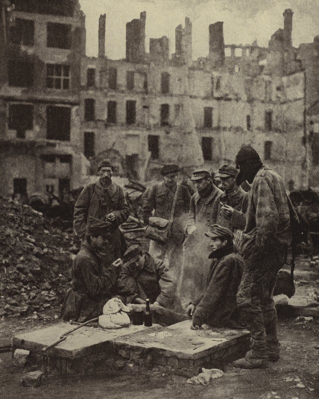 Tyska krigsfångar frigivna från fångenskapen i Sovjetunionen bland ruinerna av Berlin av Photographer German