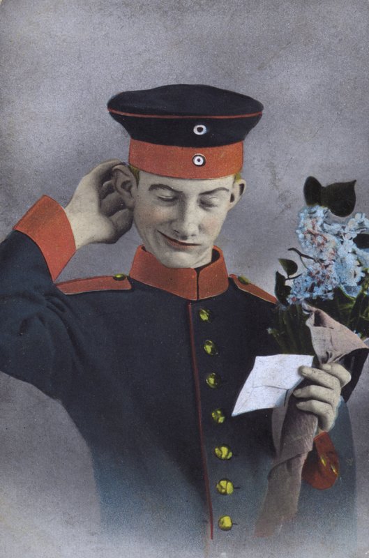 Tysk soldat håller en lapp och ett knippe blommor (foto) av Photographer German