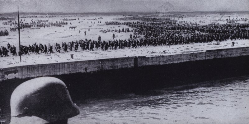 Tysk soldat undersöker allierade fångar på stranden i Dunkerque, Frankrike, andra världskriget, juni 1940 (s/v foto) av Photographer German